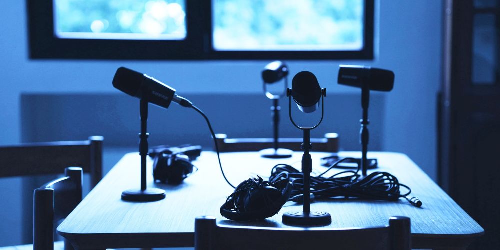 Oscilloscope setup analyzing SoundWire interface signals